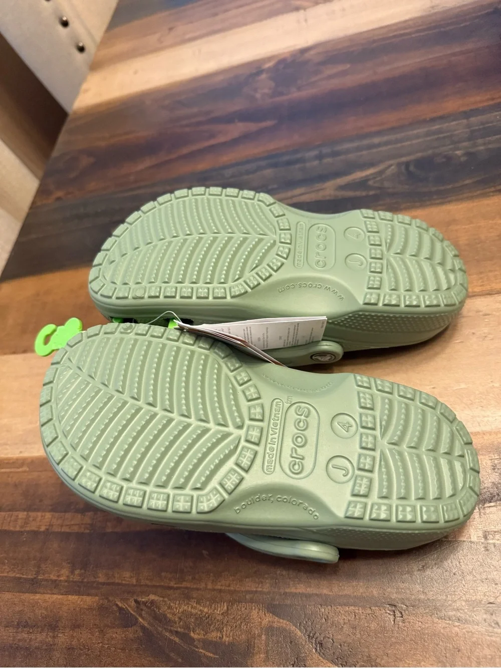 Crocs Classic Clog Sandals Green Plastic Slip On US j4 EU 36-37 206991-308